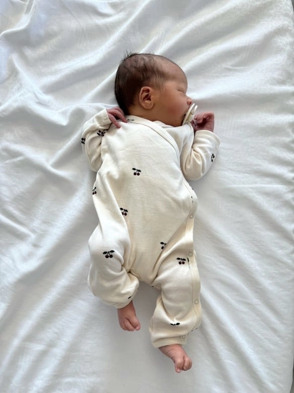 Heldress Baby med Omslag – Øko Jersey | Newborn Onesie GOTS, Cherry