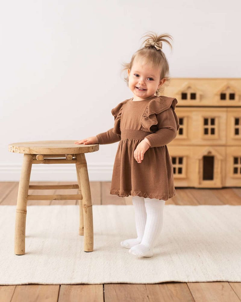 Ullkjole Baby 100% Merino - Langermet m/ Cutline og Volang | Kjole Joline