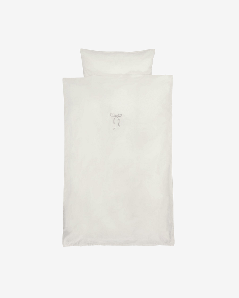 Sengetøy Baby m/ Brodert Sløyfe 70×100 cm - 100% Øk. Bomull