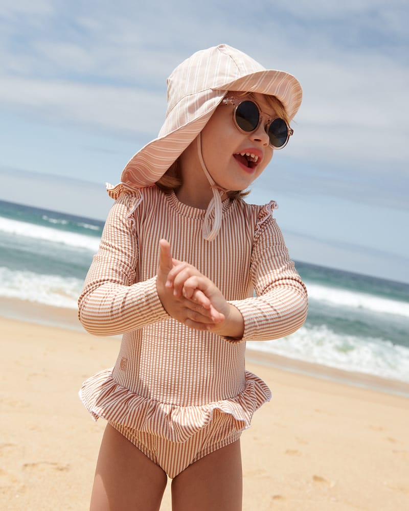 Badedrakt med Armer og Volanger - UV drakt UPF 40+ | Sille Seersucker Swimsuit