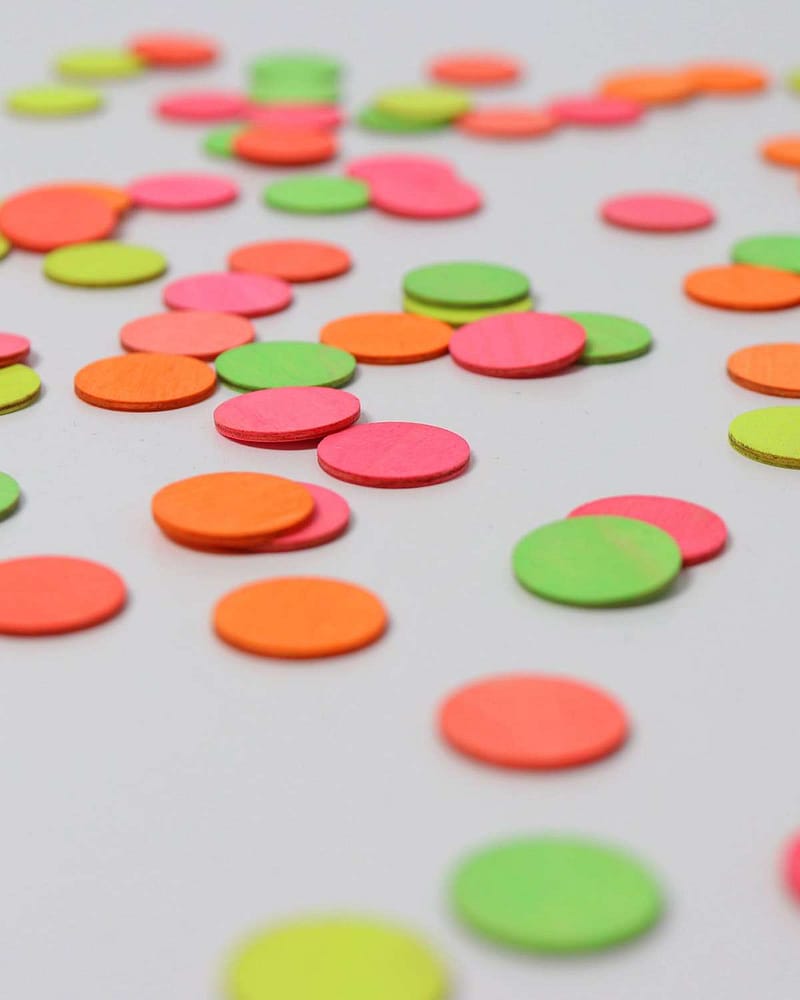 Konfetti i tre til lek og Bursdagsring dekorasjon - 100stk | Neon Confettidots