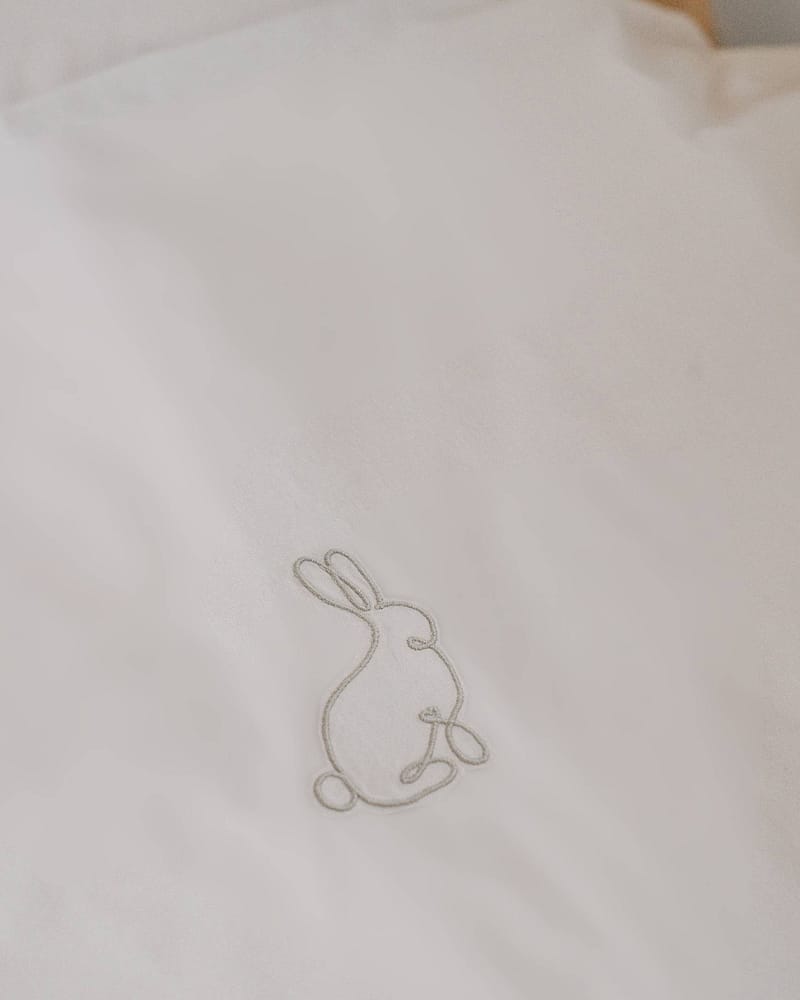 Sengetøy Baby m/ Brodert Kanin 70x100 cm - 100% Øk. Bomull