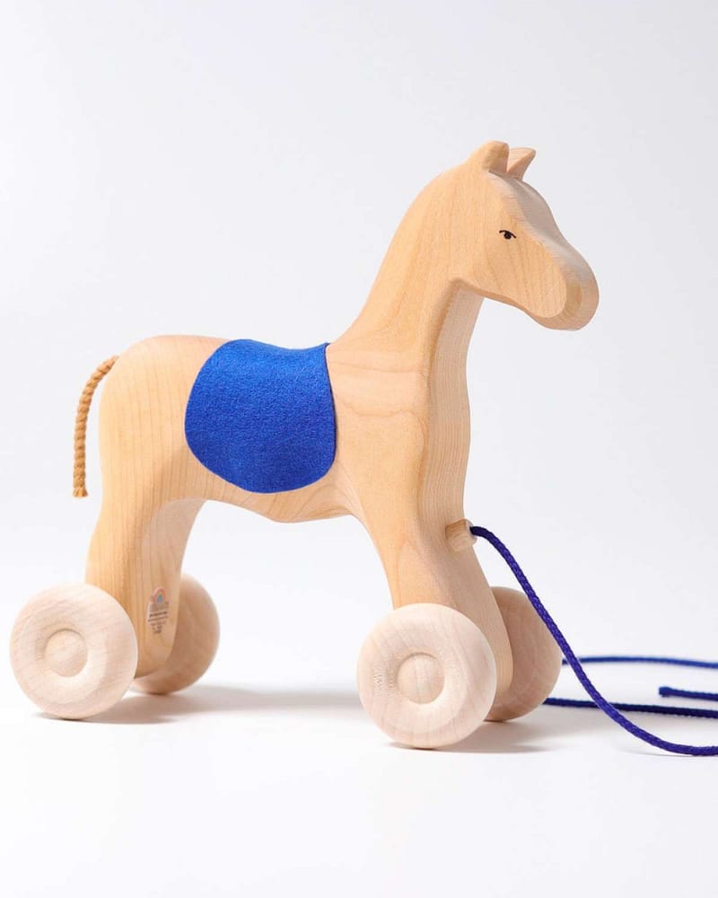 Draleke i Tre - Hest på hjul, 22 cm | Horse Holly
