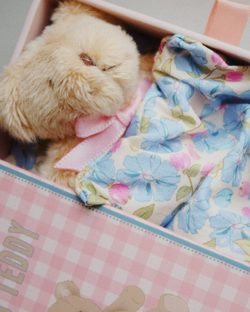 Kosebamse i Gaveeske med Seng
