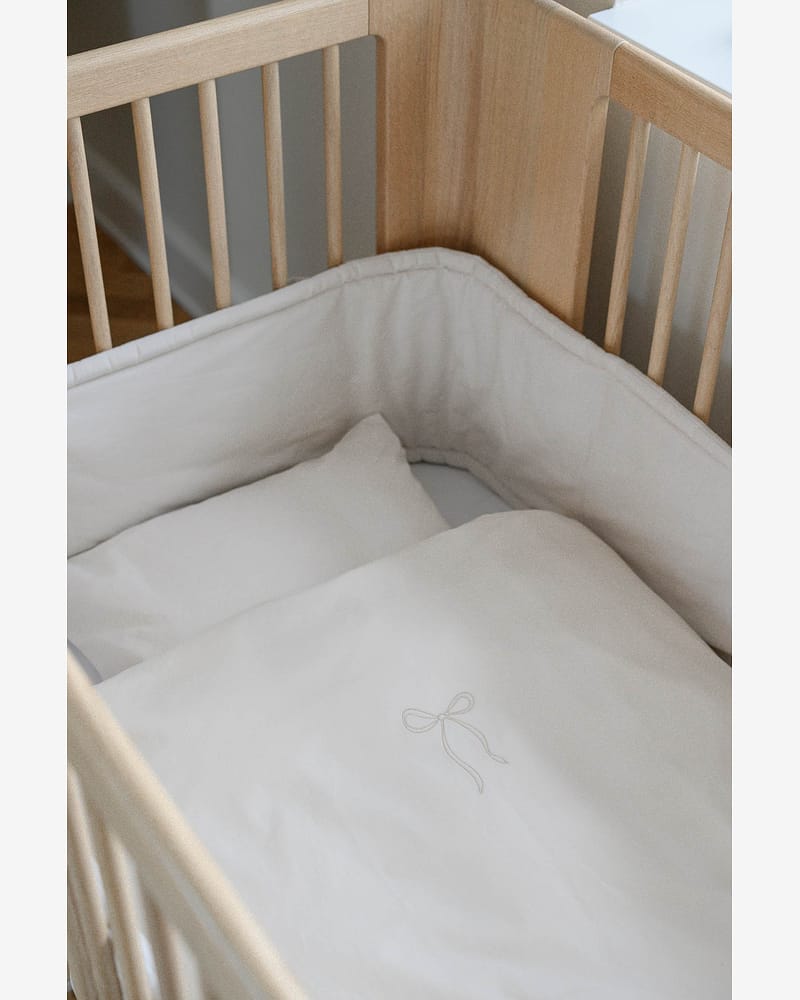 Sengetøy Baby m/ Brodert Sløyfe 70×100 cm - 100% Øk. Bomull