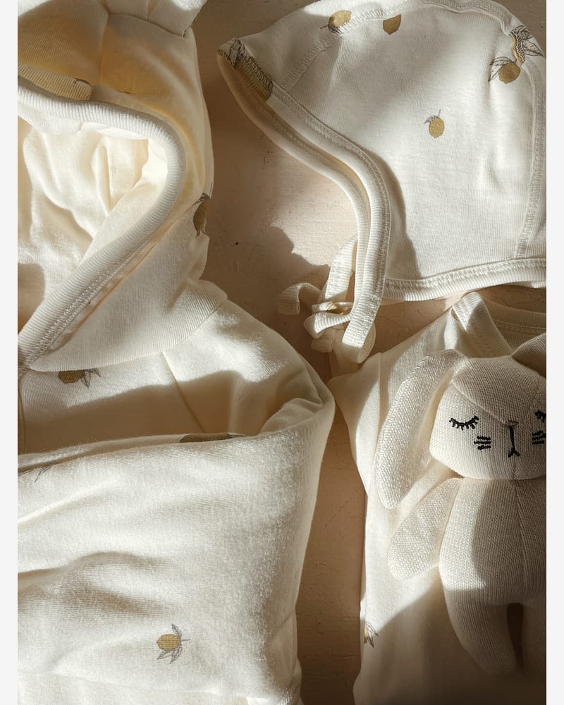 Babylue med knyting - 100% Økologisk Bomull | Baby Helmet GOTS