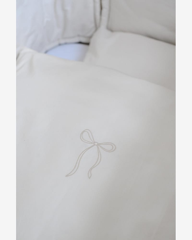 Sengetøy Baby m/ Brodert Sløyfe 70×100 cm - 100% Øk. Bomull