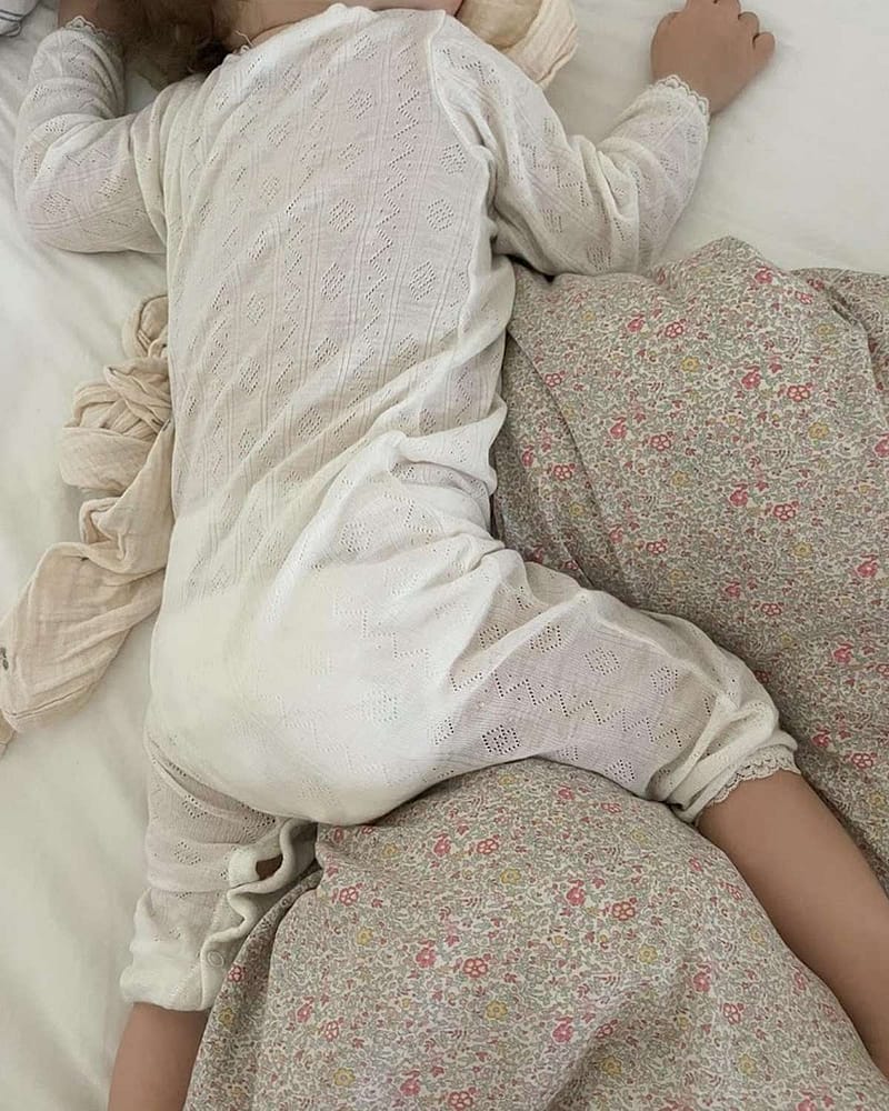 Heldress - Tynn ulldress - Ull 85%, Silke 15% - Pointelle