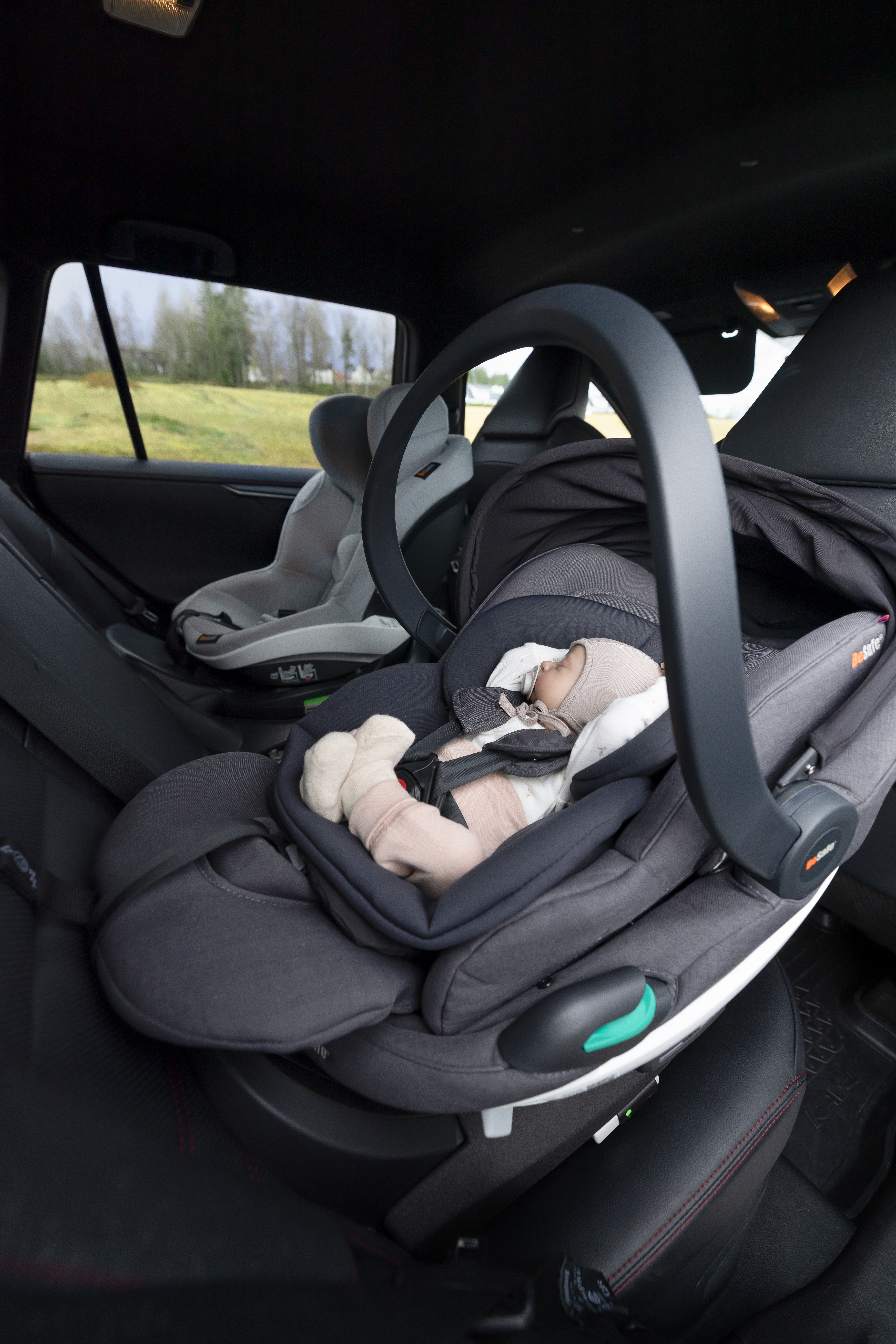 Barnesikkerhet med BeSafe - Preemie Inlay (Black) ETA 5.6 Bildet viser en baby i en BeSafe Preemie Inlay (Black) ETA 5.6, si