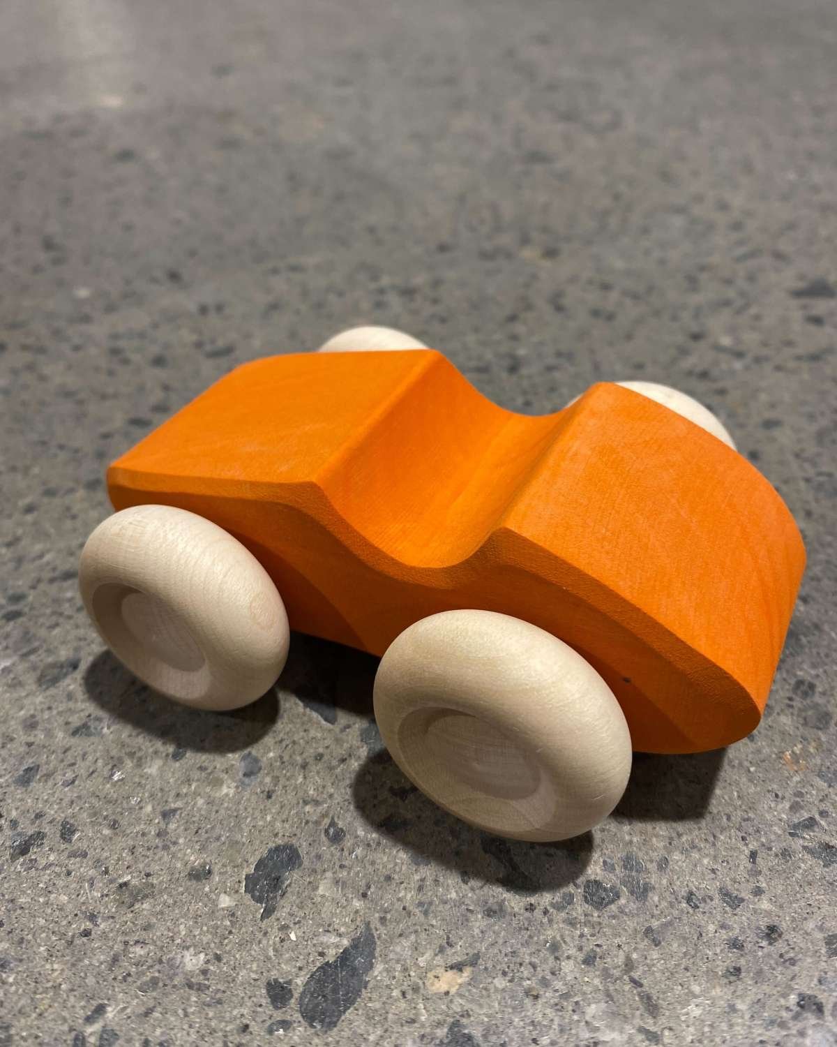 Lekebil i tre – Håndlaget Treleke – 10cm