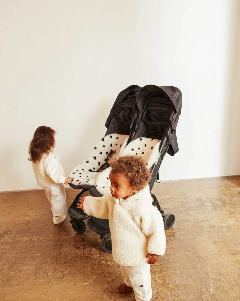 Lammeskinn til Vogn, Vippestol og Moseskurv - Universal Fit - 100% Merino | Snuggler Fixed