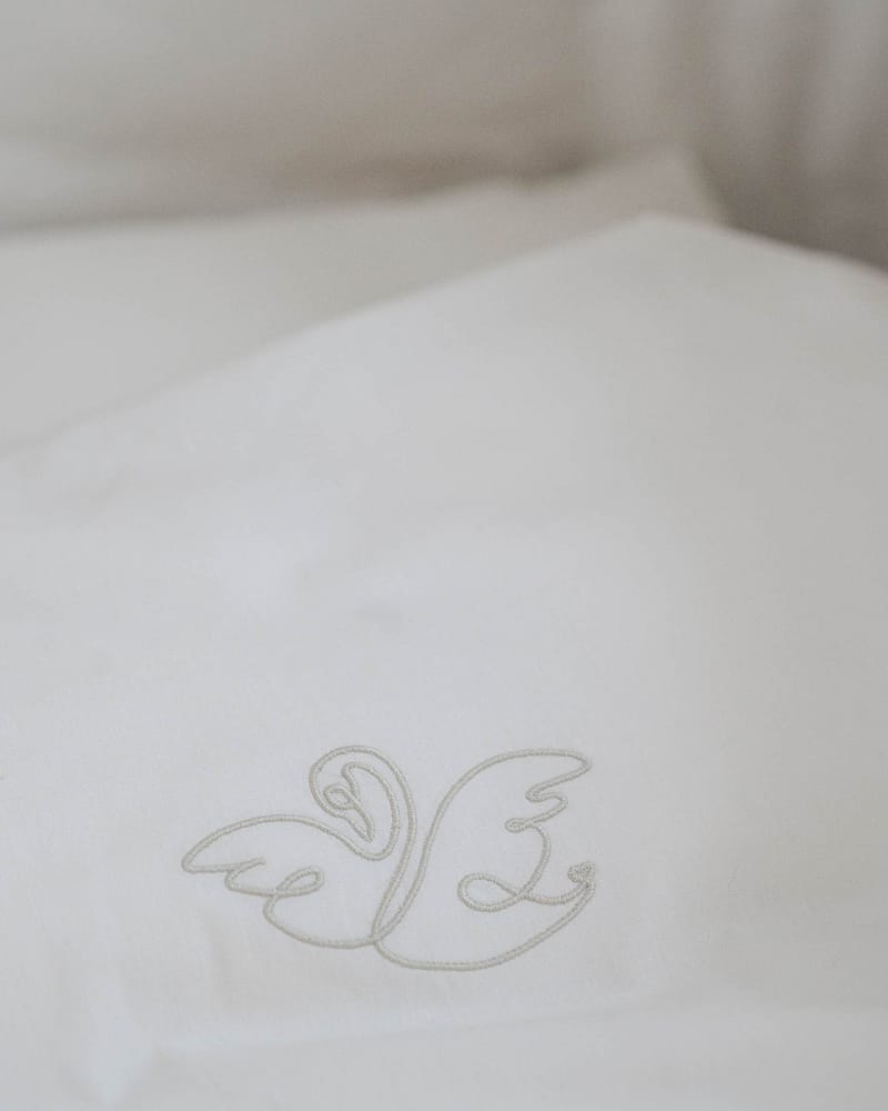 Sengetøy Baby m/ Brodert Svane 70x100 cm - 100% Øk. Bomull