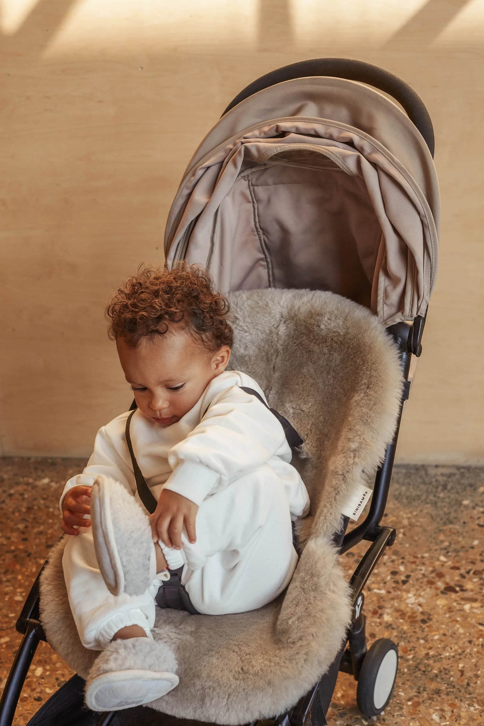 Lammeskinn til Vogn, Vippestol og Moseskurv – Universal Fit – 100% Merino | Snuggler Fixed, Toast